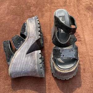 Underground Women's Black and Navy Sandals